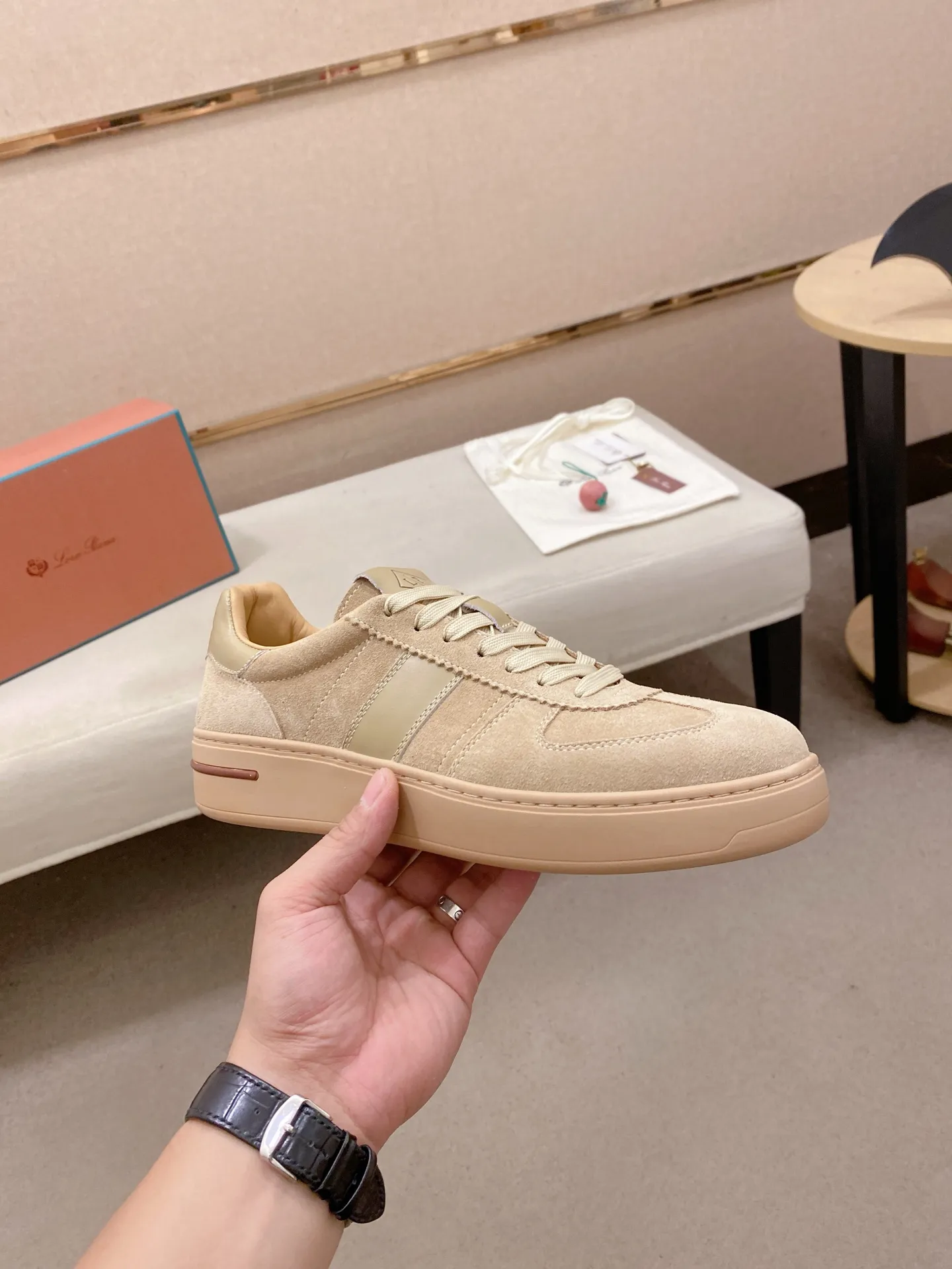 Men's shoes💰: 580💰🔥𝐥𝐨𝐫𝐨 𝐏𝐢𝐚𝐧𝐚 lp classic loafers, an Italian treasure brand, the only brand that can match Hermès! Only after wearing it do we realize that we can’t live up to our feet. The upper is made of imported first-layer cowhide with breathable fly-knit fabric, water-dyed cowhide foot pads, and the official original glass rubber outsole and pendant. Exclusive original packaging (tag ➕ brand paper ➕ outer box ➕ hand bag) code number: 38-44. Can be customized 45-46